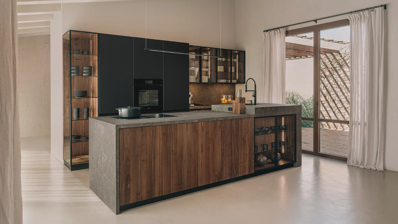 Team7-black-line-Designkueche-mit-Insel-Nussbaum