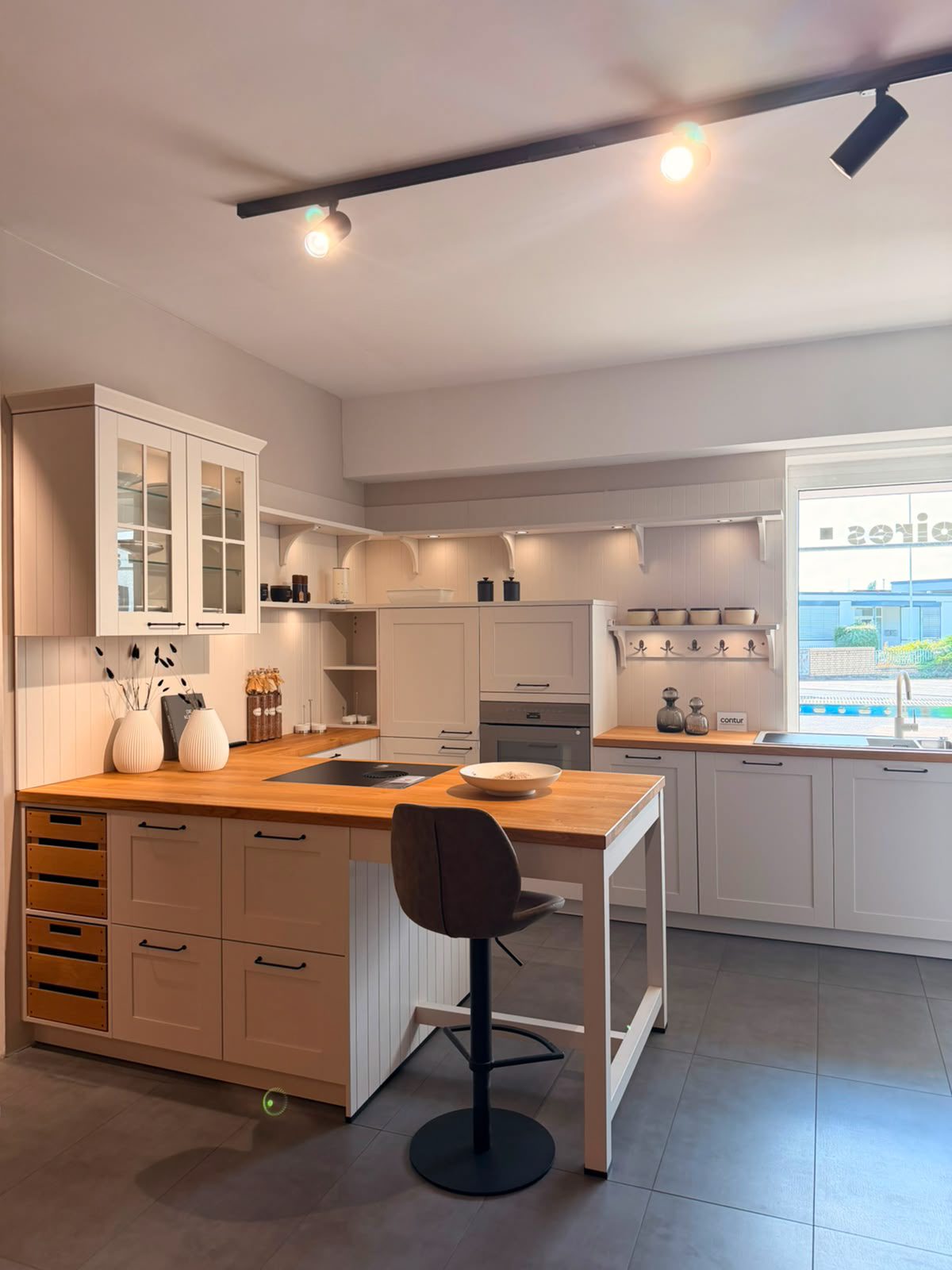 kuechen-zahn-ausstellung-05-landhausstil-weiss-holz